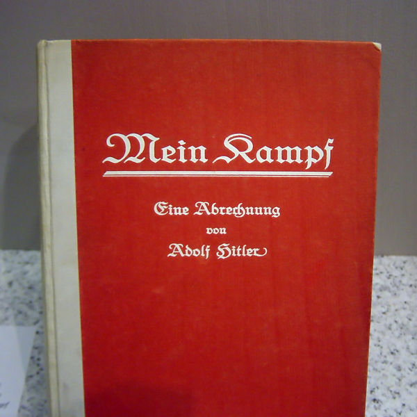 Soubor:Erstausgabe von Mein Kampf.jpg