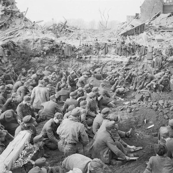 Soubor:Hundreds of German POWs.jpg