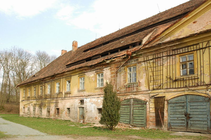 Soubor:Ratiborice - Kavalierhaus.jpg