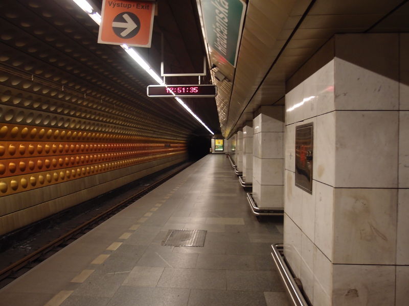 Soubor:Hradcanska metro station 2018Z06.JPG