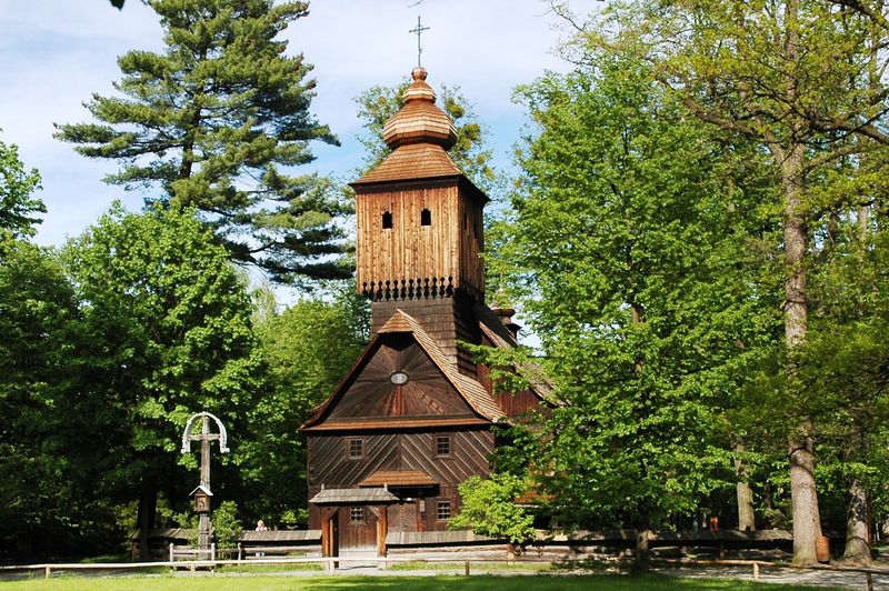 Soubor:Valašské městečko, kostel.jpg