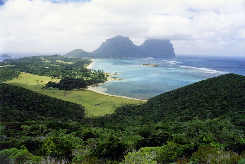 Soubor:LordHoweIslandFromKimsLookout.jpg