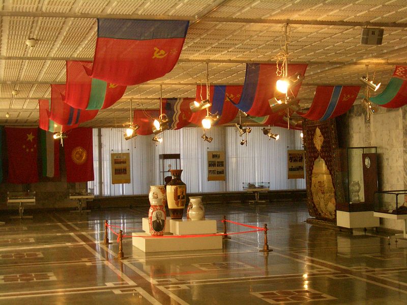 Soubor:E7901-Bishkek-museum-Lenin-carpet.jpg