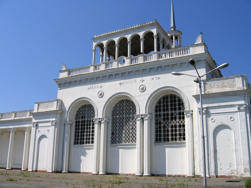 Soubor:Railway station Suhum.jpg