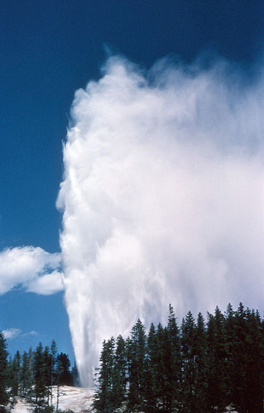 Soubor:Steamboat Geysir Yellowston.jpg