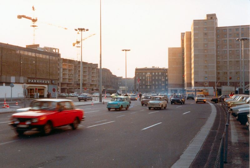 Soubor:Straatbeeld Oostberlijn 1983.jpg