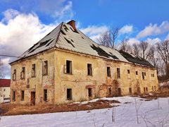 Ruina patrového zámku, modrá obloha