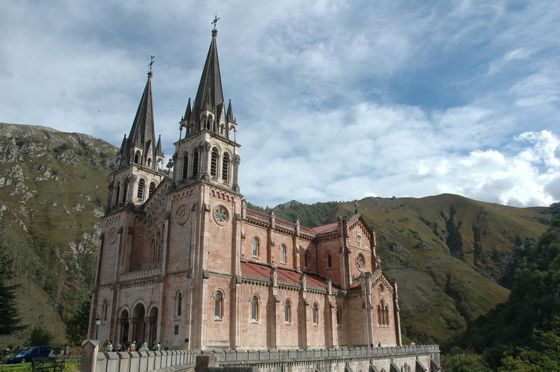 Soubor:CovadongaCathedral.jpg