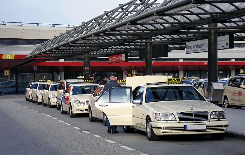 Soubor:Taxis at EDDT-(jha).jpg