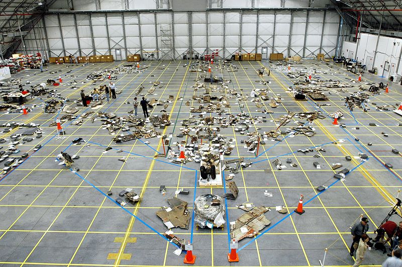 Soubor:STS-107-Debris KSC Hangar.jpg