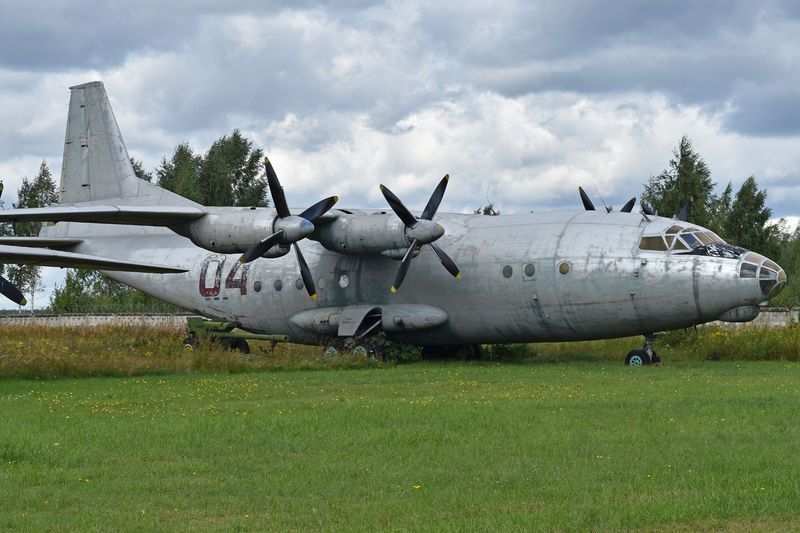 Soubor:Antonov An-12BP-04 red-AWFlickr.jpg