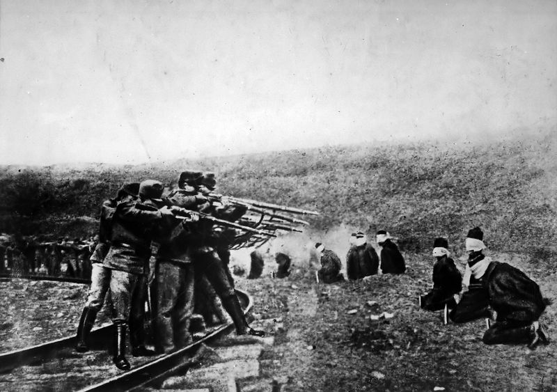 Soubor:Austrians executing Serbs 1917.JPG