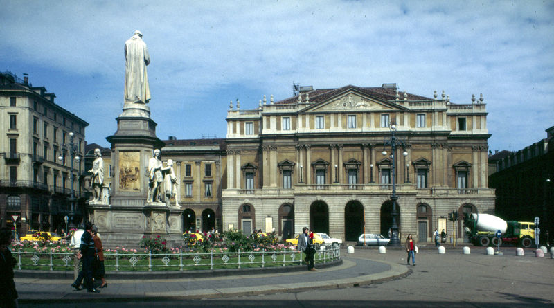 Soubor:Mailand-266-La Scala-Piazza-1985-gje.jpg