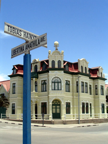 Soubor:Hohenzollernhaus mit Strassenschild.jpg