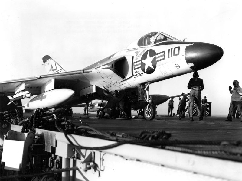 Soubor:F4D-1 VF-102 CVA-59 launching.jpg