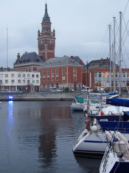 Soubor:Dunkerque boats and belfry.JPG