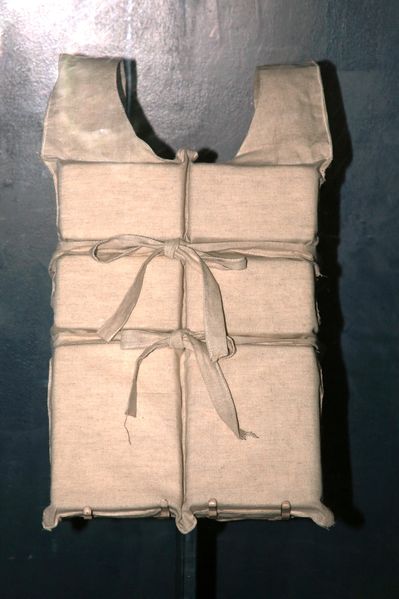 Soubor:Titanic's life jacket.jpg