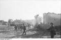 Bundesarchiv Bild 101I-022-2924-36, Russland, Infanterie in zerstörtem Ort.jpg