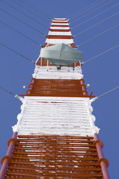 Soubor:KVLY-TV Mast Tower Tight.jpg